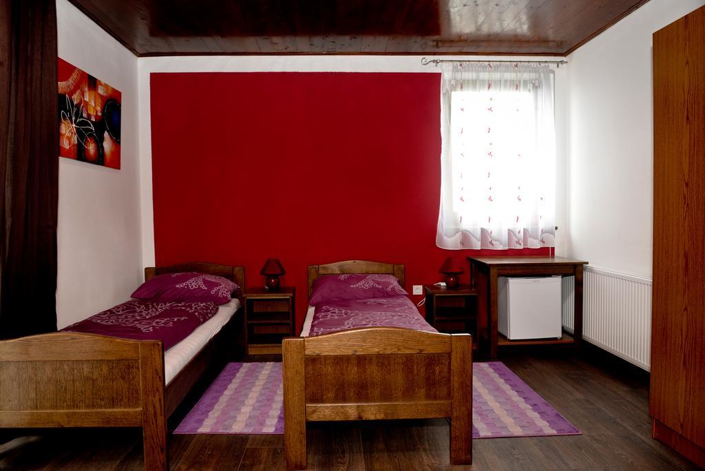 Guesthouse Pink Panther Udbina Exterior foto